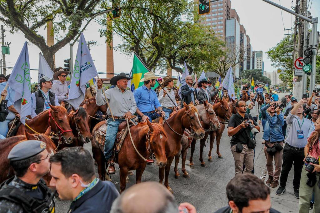Caminhada pelo Cavalo reuniu cerca de 100 cavaleiros em celebração inédita da equideocultura no maior evento agro do mundo