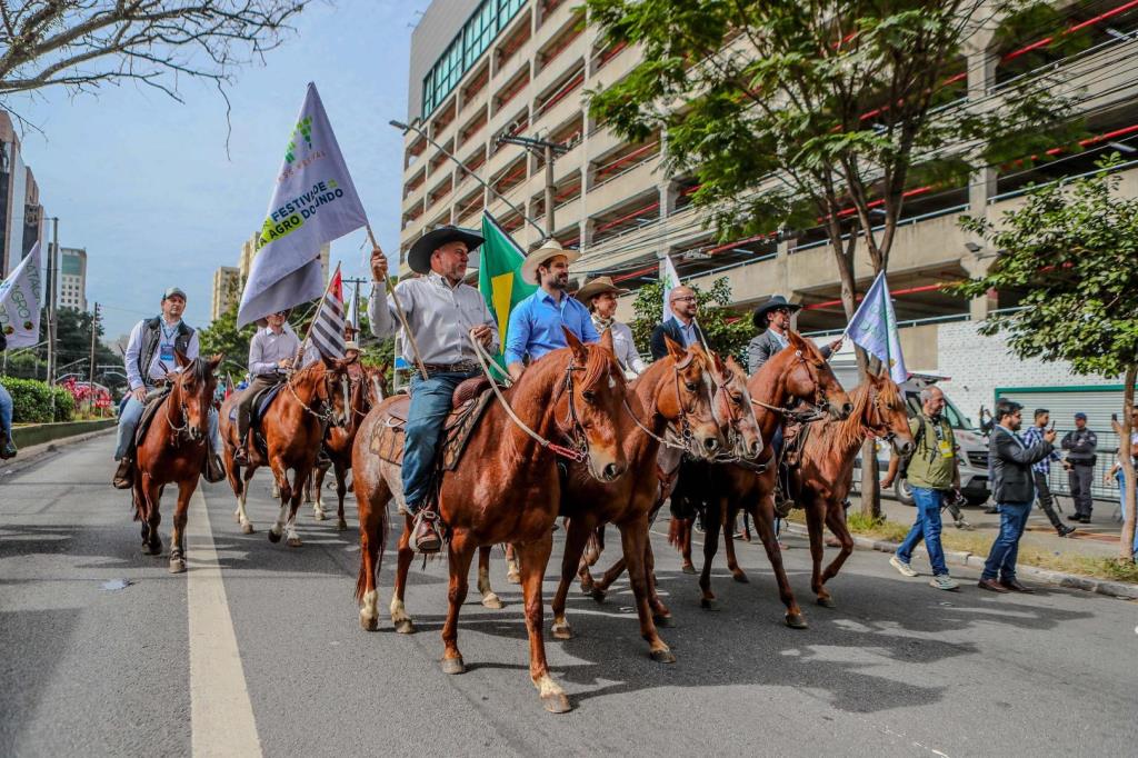 Caminhada pelo Cavalo reuniu cerca de 100 cavaleiros em celebração inédita da equideocultura no maior evento agro do mundo
