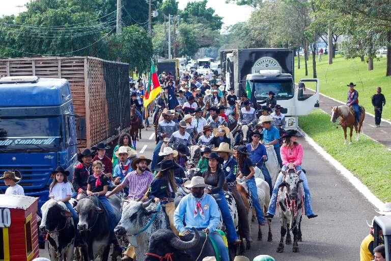 Cavalgada com crianças e comitivas abre festa de laço comprido