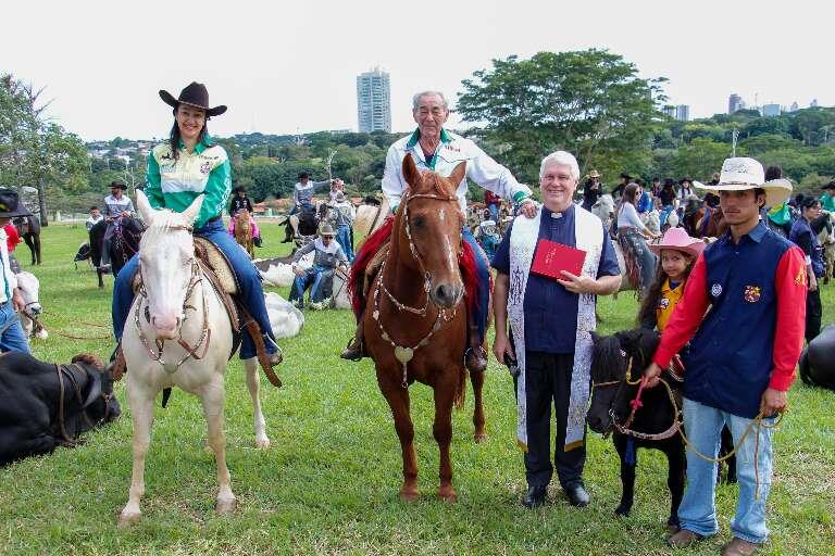 Cavalgada com crianças e comitivas abre festa de laço comprido