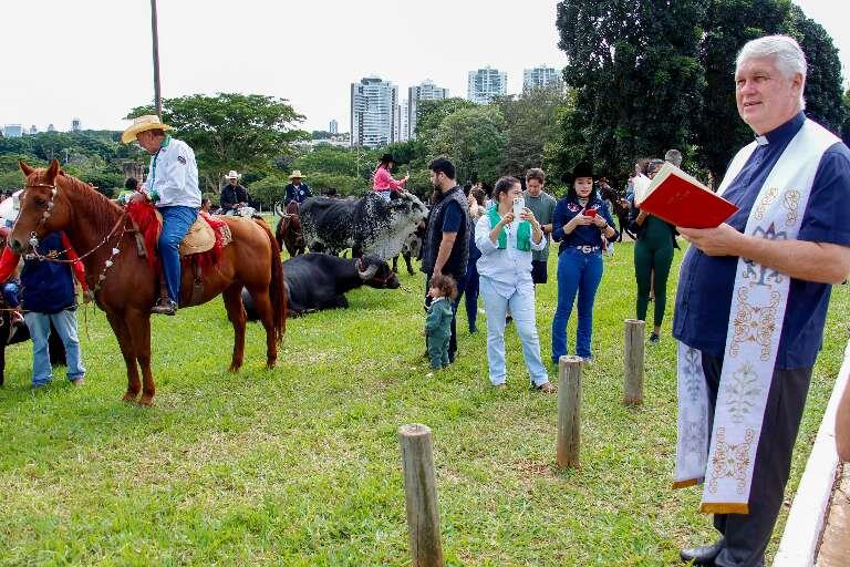 Cavalgada com crianças e comitivas abre festa de laço comprido