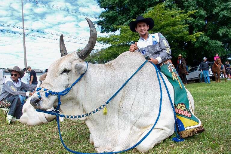 Cavalgada com crianças e comitivas abre festa de laço comprido