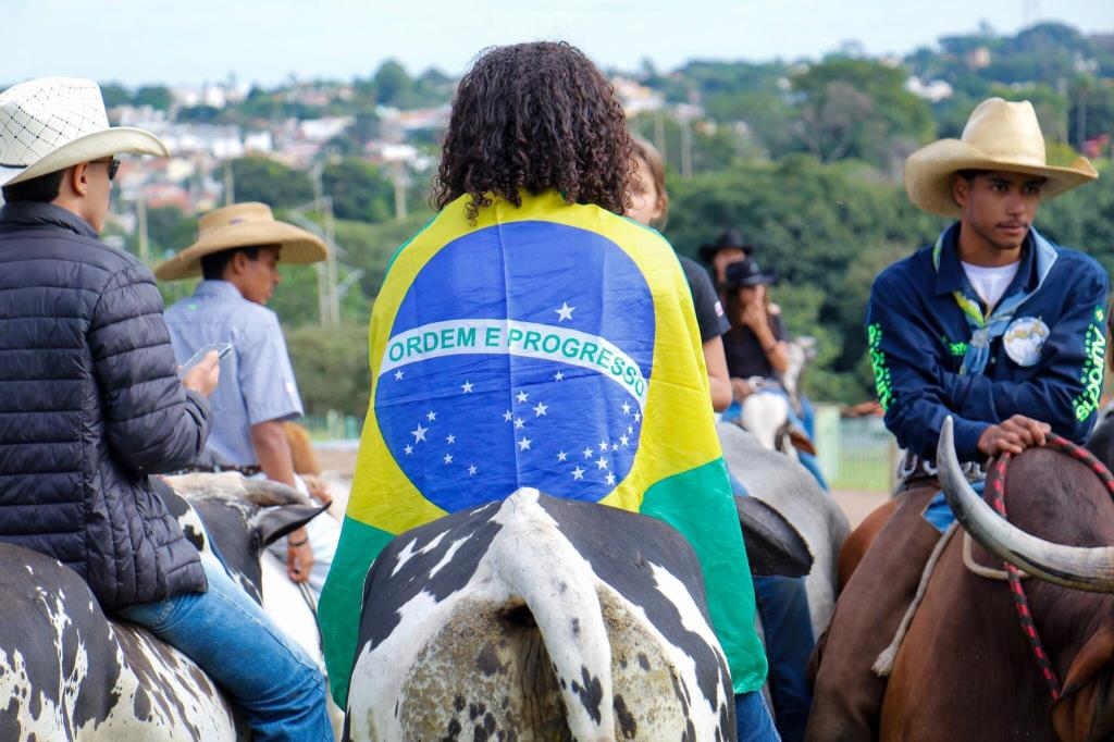Cavalgada com crianças e comitivas abre festa de laço comprido