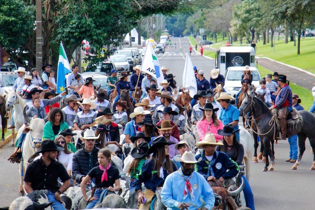 Cavalgada com crianças e comitivas abre festa de laço comprido